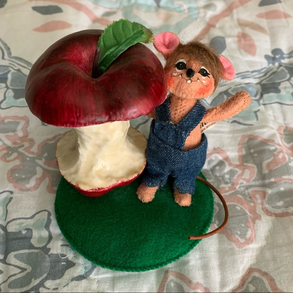 Annalee 4” Mouse With Apple